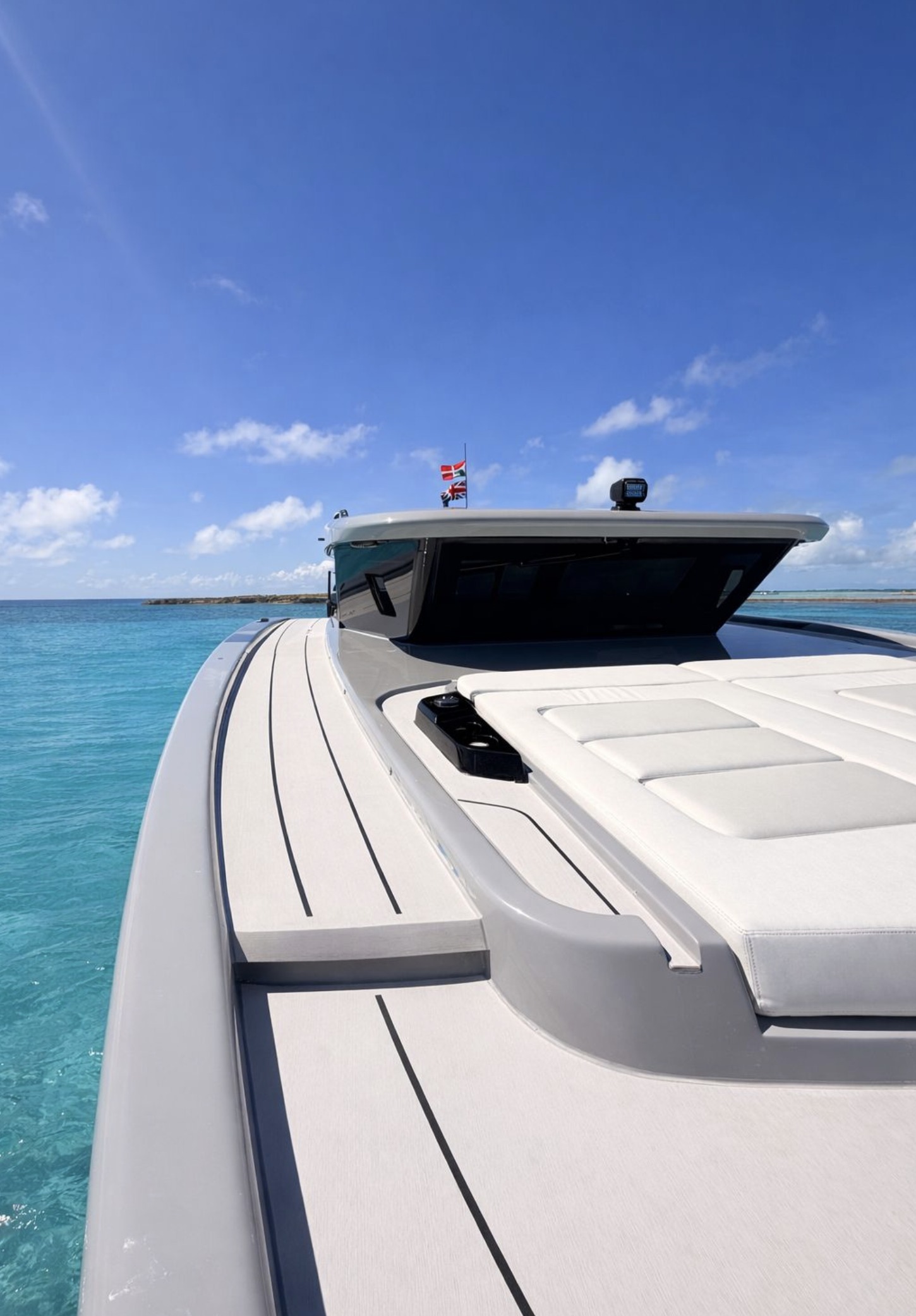 Foredeck sunpad and side deck detail